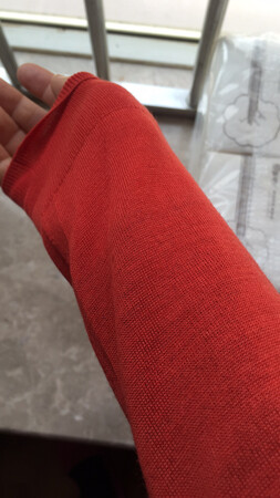 颜色正，图片比实际偏红一点，实际橘色多一点。质量好、细腻，羊毛的不知道后面是否会起球。我155厘米，48公斤，略长、略大，刚过膝盖。但是自己很喜欢