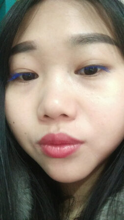 为了能看的清楚，我特意没用美颜相机，，颜色还行，，就是睫毛膏有一股味道。不好闻，整体来说还不错，，还送了小礼品，谢谢。