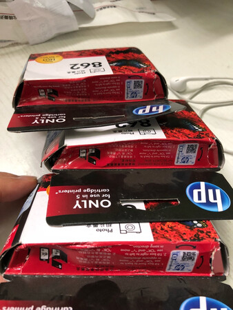 墨盒包装简陋，就一个塑料袋包装，买了三个墨盒，竟然分三个袋子包装，墨盒也被压变形