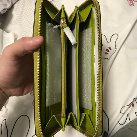 1.色差严重，网页看出来是亮黄色，实物却是橄榄绿 2.收到的是别人用过的，心情不好！你问我怎么看出来的？同款买了2只不同色的，一个有一次性吊牌，另一个没有！详细看图一左下角区别