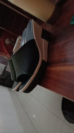 鞋是真皮的。挺好看的，穿着舒服
