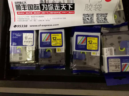 比我之前买的兄弟原装的便宜得多，字迹很清晰，只是粘性可能会差点，我是贴在烤漆铁板上做标识用的