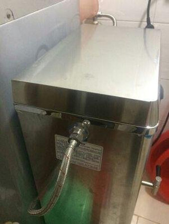 用了几天没问题，想要性价比高的可以选择这款，钢板也比较厚，保温性能好，各方面也不错，经济实惠。包装的很仔细，木架包装。和描述的一样，挺满意的一次购物，谢谢客服的耐心解答第一包装特别结实，有木架包装，木架打的很结实，拆的我一身汗。第二，不锈钢板材比我之前买的好，厚很多。第三，内胆是食品级的304不锈钢，对比普通304不锈钢好很多。第四，客服服务很好，打电话跟我确认电压，表示赞一个。