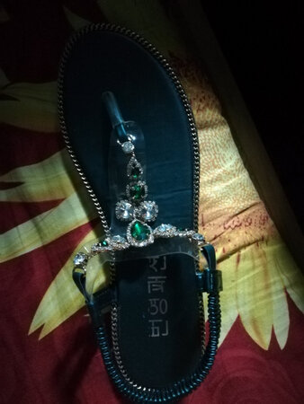 颜色还可以，就是脚背上有一個塑料片在上面，不太舒服。