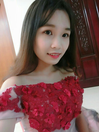 不错，礼服很显瘦很有气质。花儿很特别，礼服里面还配有海绵胸小的妹子穿也不用怕平胸不好看，哈哈哈。商家很贴心还送了小礼物耳环，搭配起来更完美。