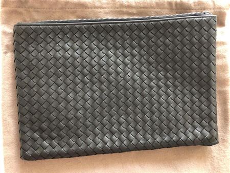手感非常好，很舒服。是羊皮的，和专柜看的一样