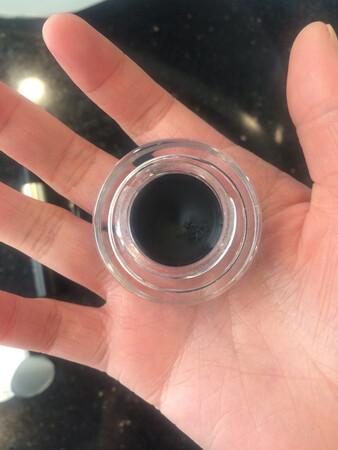 跟图片上一样！刚刚到了就拿出来用了一下，感觉挺好的，方便了不会画眼线的我