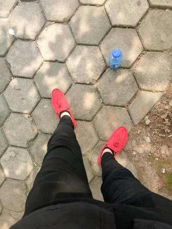 前几天买的  今天才穿 竟然是烂的   烂了的裤子你们还买？？？  差评差评差评