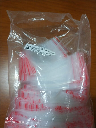 不知道是装的时候袋子就破了，还是快递途中弄破了
