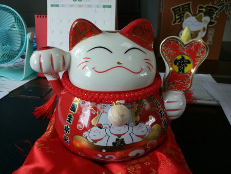 好可爱，尤其那三个小猫和宝扇！卖家很贴心包装很严实，包了两层，完全没破损。还送了一个小小平安猫！会推荐给朋友！