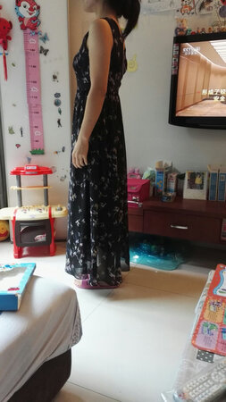 老婆165cm，55kg，L码正好，友情提示:卡腰处，确实不能有赘肉，有一点拉练都拉不上去?，另外，裙子确实够长。。。