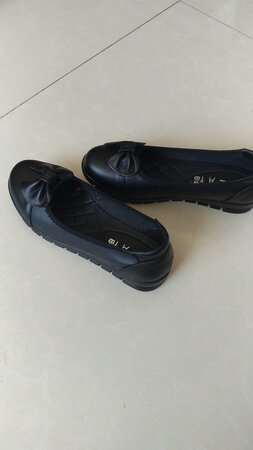 很合适的鞋子，还送了丝袜和脚垫，穿上挺舒服的，很满意