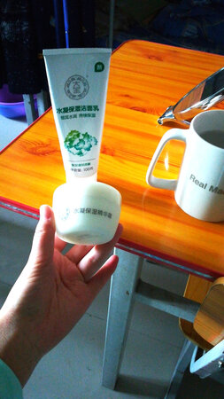 跟图片上的一样，面霜闻着挺香的，就是感觉量有点少