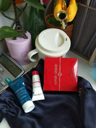 气垫和防晒都收到了，和同事在专柜买的一样，还送了碧欧泉的小样，买的2号，适合白皮，遮瑕不错，阿玛尼的铁粉推荐给我的，满意哦
