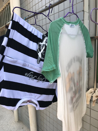 质量是纯棉的，上身效果很好，洗了才记得来拍照片，买了两件，几十块钱质量超出我想像，很开心的一次够物，下次还会再来