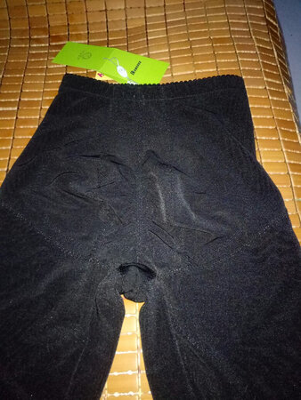 束裤收到了，品质很好，正品货，客服服务很棒，买大了一码马上又给我寄过来小一码的。以后还会来你家买的。很满意！