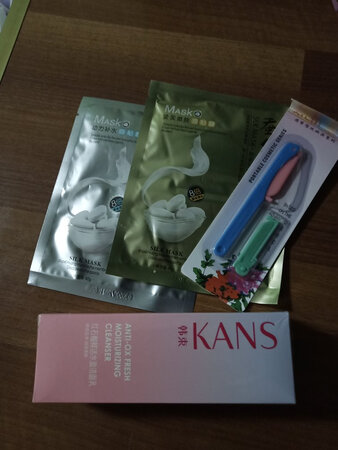 老板超好哦，还送了面膜和修眉刀。物流也很快，图片晚上拍的，有点暗，实物比图片好多了。至于效果嘛，得等用过再追评哈！