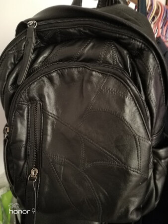 大小合适，感觉一般，可以背长背短。