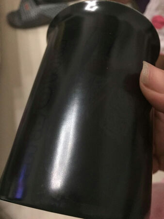 杯子刚拿回来，就发现其中一个杯子从杯壁到杯底有一条裂纹，还漏水，质量没有商家宣传的那么好。