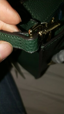 包包收到了款式时尚做工精致，但不知道是不是皮子的手感好硬，在**也搜了一下同款，除去大牌子的不说价格不算便宜。相对要贵个几十块钱。但求个放心吧。但收到还是有点小瑕疵。懒得退换