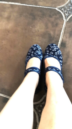 东西收到了，才来评价，因为还没有穿，今天拿出来试试，感觉有点瘦，不过还可以，好在这种鞋子舒张有有余，还不错，给满分！
