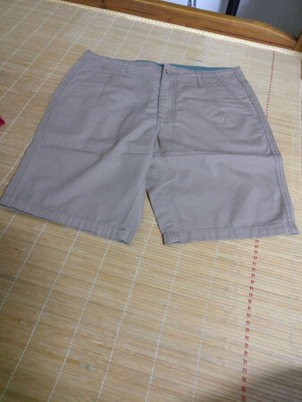 试穿了一下，比较宽松，要系皮带，