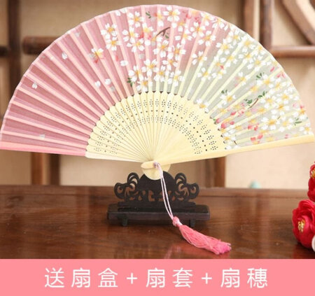女儿非常喜欢，我看太小了。大一点就更好了！！