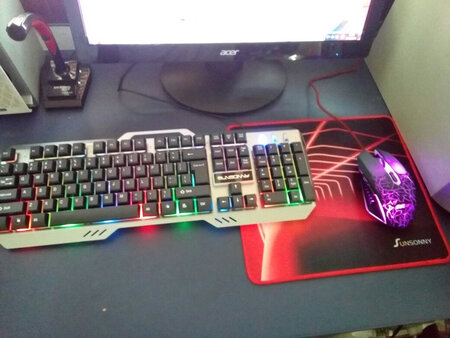 用起来挺不错的，鼠标不会出手汗，唯一的缺憾就是键盘不是呼吸灯，是固定七彩灯，金属面板稳重很舒服