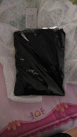 衣服收到了和图片上一样，穿起来有点紧了不过质量挺好的，很喜欢