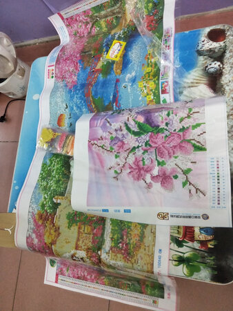 看着挺漂亮的，就是有点不粘，弄一下就掉了，不过送有胶水，还行