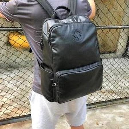 背包方便，款式也好看。出个门，平板啊笔记本啊这些东西都能装，很实用！