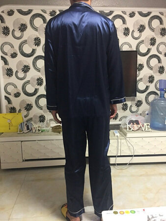 衣服非常合适！老公很喜欢！！料子非常舒服！