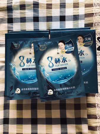 这款面膜是在其它护肤品的时候送的赠品，挺好用的我是干性皮肤用后保湿效果非常好，就从京东上买了三合本来就觉得好用就一连买了三合，结果收到货后打开包装一看商家简直是太给力了又赠我一合，谢谢商家给的意外惊喜。发货快物流也快满分哦！