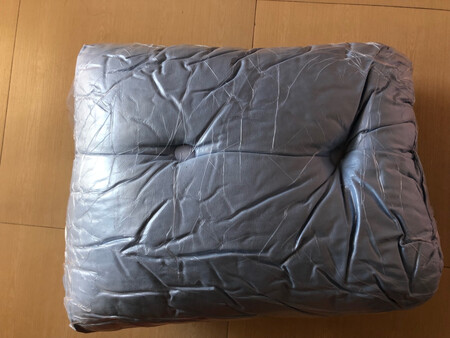 在双十一的时候买了一个短的，十天才到，也能理解，毕竟快递公司忙，但是东西还是很不错的，所以紧接着又买了一个长的，颜色是我喜欢的，跟图片没有差距，这次三天就到了，真快！这个靠垫真的是价廉物美??????