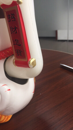 不值....都掉漆了居然！招手的小爪子塑料的，看着还灰脏脏的！快递到是挺快！比实体店还贵20块！早知道不在网上看了！