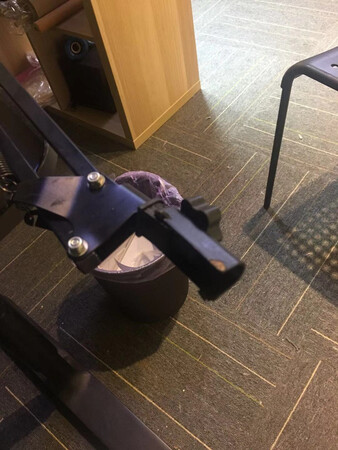 支架都是生锈的，厂家换了一个回来还是绣的，后期??服务慢