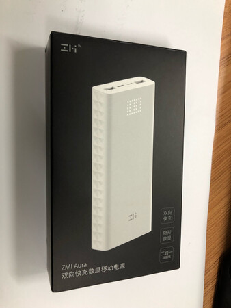 包装简单环保，显示很别致，电力十足，拿到手上一个赶脚就是：分量十足，老沉老沉的，20000的嘛，当然要重了