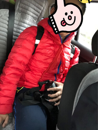 衣服很轻便，颜色很正，物流稍微慢点，儿子很喜欢