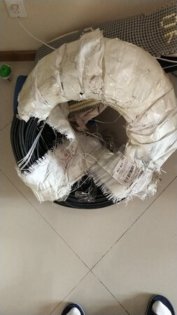 商品外包装有破损，配送员热情周到，送货到电梯