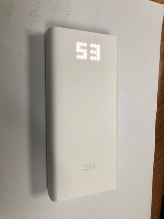 包装简单环保，显示很别致，电力十足，拿到手上一个赶脚就是：分量十足，老沉老沉的，20000的嘛，当然要重了