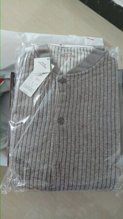 衣服很宽松，但是不是纯棉，手感光滑，适合春秋天穿着。