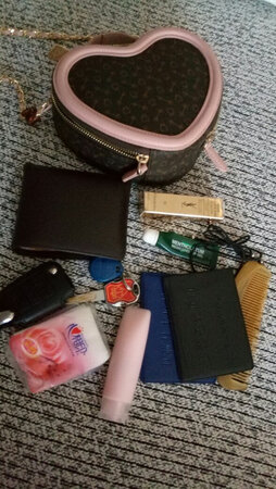 包包很喜欢。二十几年前买过这个牌子的包，现在还在用，除了手提位置年久变色外，其他都好，经久耐用，还很能装东西，钱包唇膏口红钥匙车钥匙梳子纸巾都能装下，超实用。下一个目标会看看水桶包。