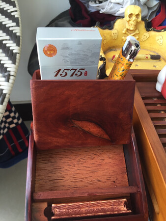 东西和图片一致，做工还可以，有点缝子大，有异味，配送员服务差。