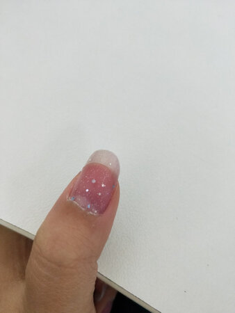 宝贝不错，颜色淡淡的，很喜欢，涂在手上也很好看，亮亮的，而且还是可剥的，很方便，不想要了直接撕掉就行了，物流还行，速度挺快的，好评！！