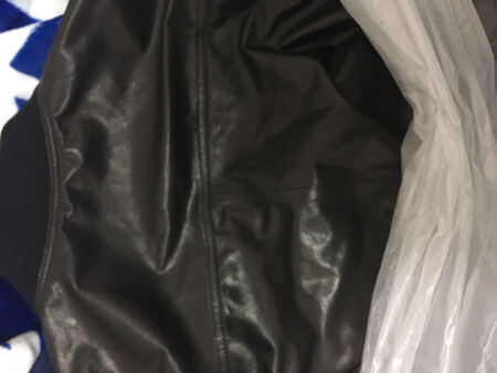 皮衣的款式非常漂亮，穿着也很舒服！！卖家服务态度好。