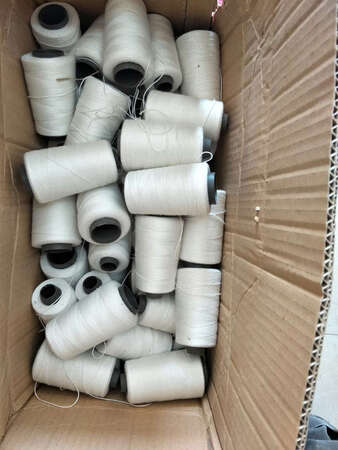不是合格正规商品，每个线团外面都没有包装，线头都凌乱，份量很少，比我原来**上买的份量少很多了
