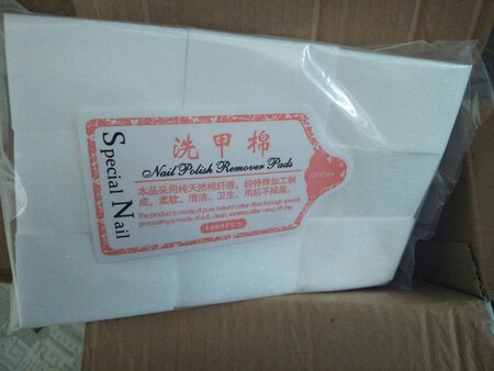 收到的时候觉得包装箱有点大，觉得用来装“一小包”有点夸张了吧？拆开的时候才发现，不是一小包耶！超过我预想的长度宽度！担心料粗糙的朋友们，我摸了一下，实诚的告诉朋友们，这洗甲棉质地细腻柔和，没有颗粒物和残缺不全等情况，性价比高，值得购买。唉呀，有点后悔没有买两包了