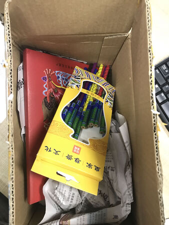 同样问题，产品没有包装，图册右下脚折损，送人太尴尬了