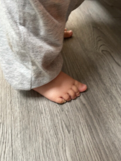 触感舒服(4)易清洗干净(2)颜色耐脏(2)质量非常好,适合宝宝脚型鞋子