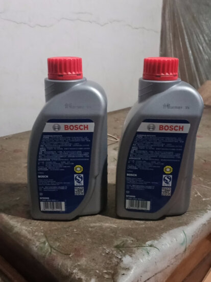 博世（BOSCH）DOT4 刹车油/制动液/离合器油 1L 通用型进口原料国内调配 一升装 实拍图